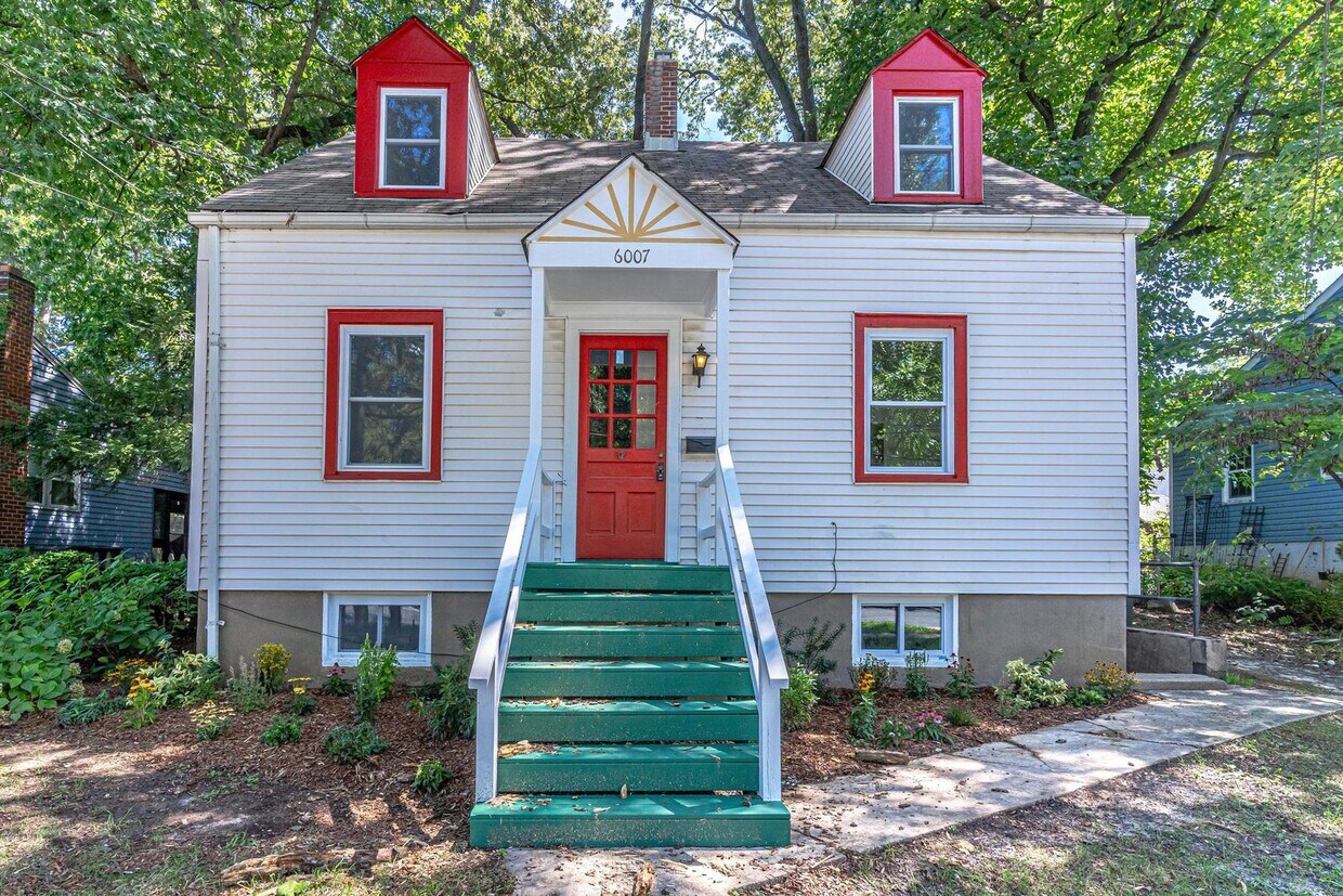 Foto principal - Charming 3bd/ 2ba Cape Cod w/ backyard woo...