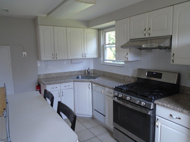 Kitchen - 199 River Ln