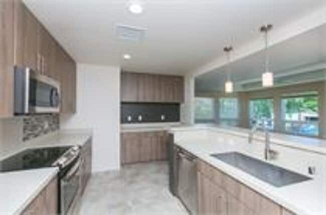 Foto del edificio - Live in the Heart of Kailua Town in this rarely available end unit!