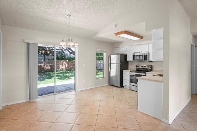 Building Photo - 4932 Hi Vista Cir