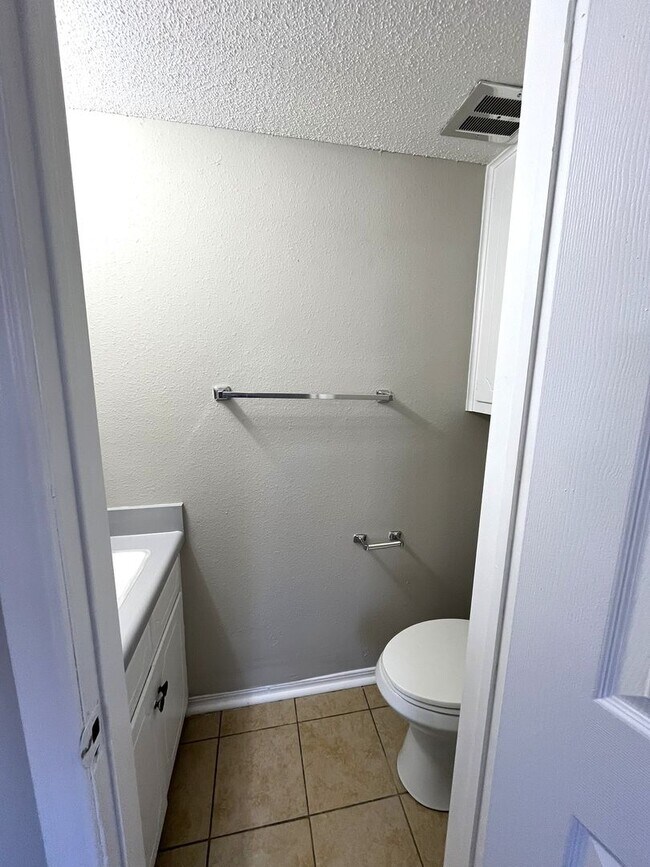 Foto del edificio - 2 Bedroom 1.5 Bath Apt at the Monterey Square Apts NW OKC