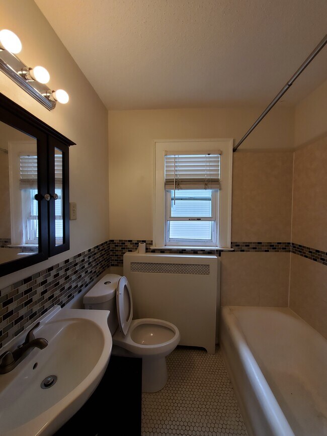 Bathroom - 29 Linnmoore St