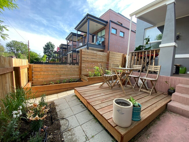 Front patio and garden boxes - 1404 Knox Ct