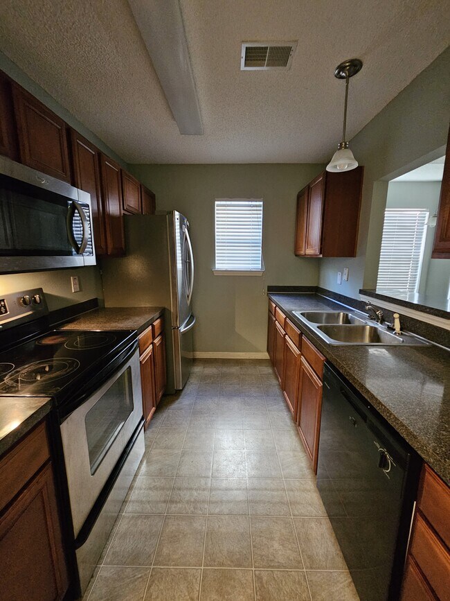 Foto del edificio - 876 Sandmyrtle Cir