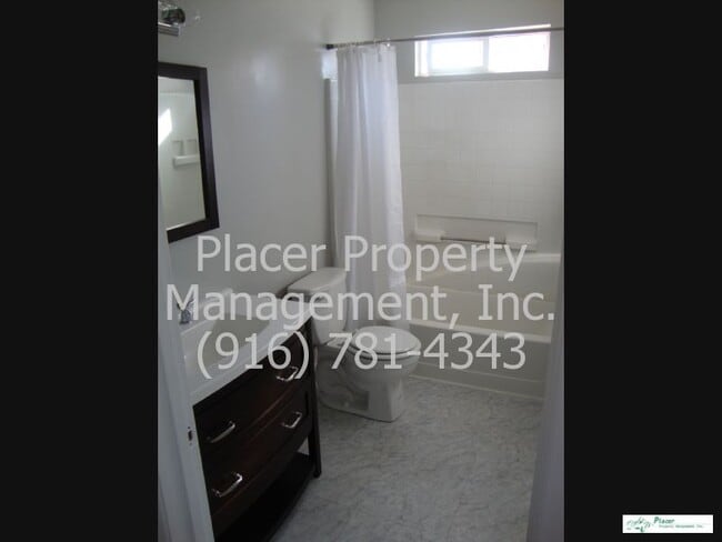 Building Photo - Roseville - Half plex  2 bedroom 2 bath 2 ...