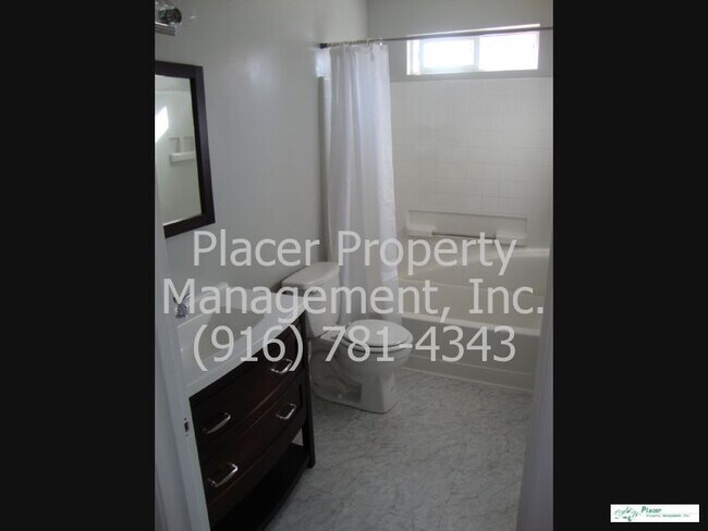 Foto del edificio - Roseville - Half plex  2 bedroom 2 bath 2 ...