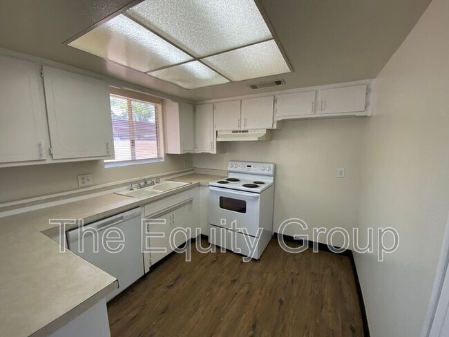 Building Photo - 2416 S Sallee St