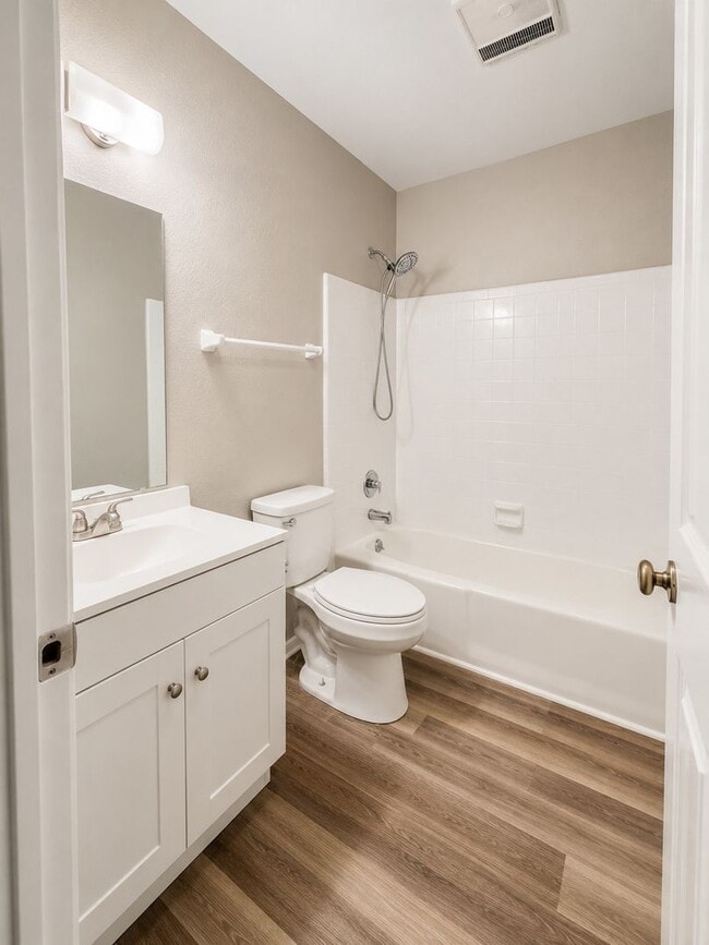 Foto del edificio - Charming 3 bedroom, 2 bathroom, 1 office/den.