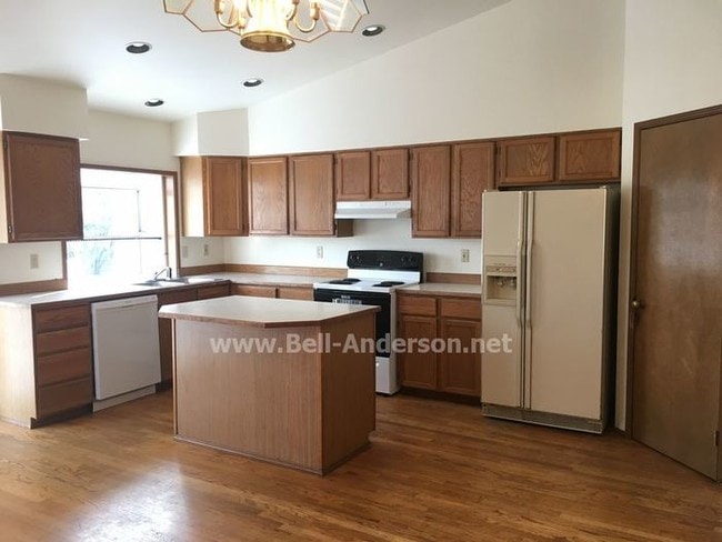 Building Photo - Cozy Rambler available NOW in KENT!!!