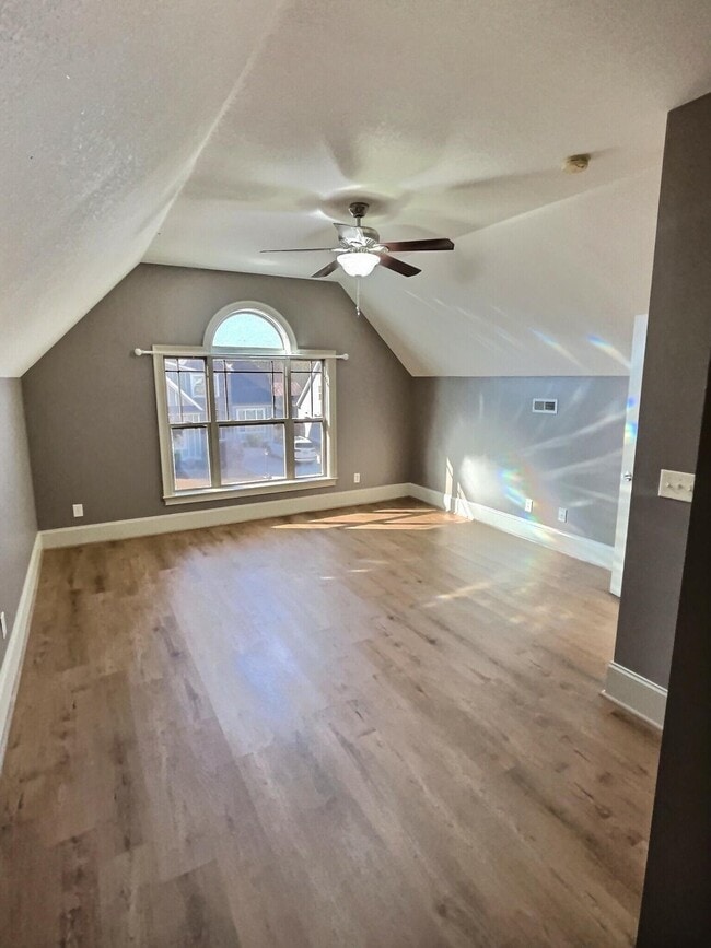 Building Photo - 8385 Glenshire Ln