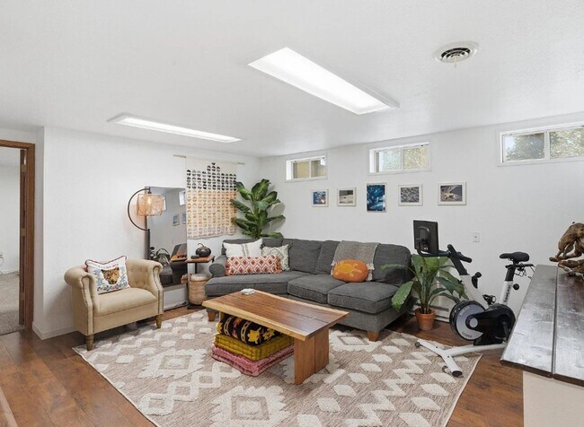 Foto del edificio - Beautiful 3 Bed 3 Bath located on Military Hill!