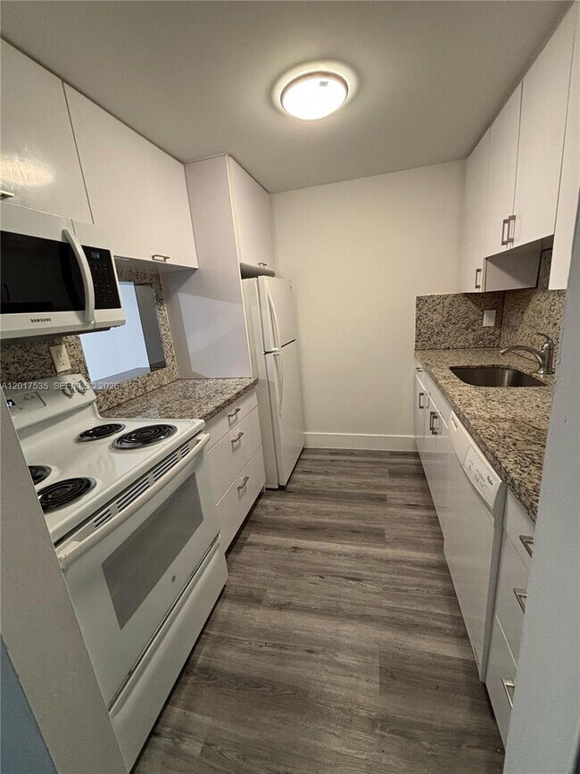 Foto del edificio - 14321 N Kendall Dr