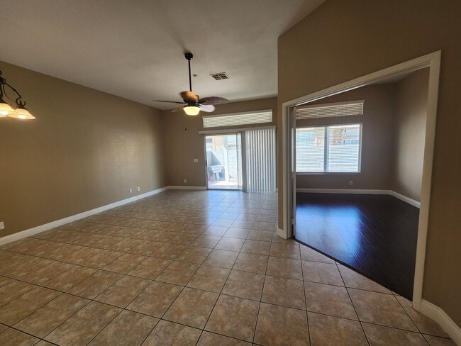 Foto del edificio - A Fabulous 3 Bedroom Townhome In North Las...