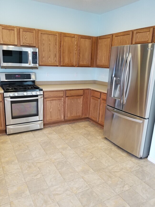 Building Photo - Lovely 2900 sq ft 4 bedroom 3 1/2 bath hom...