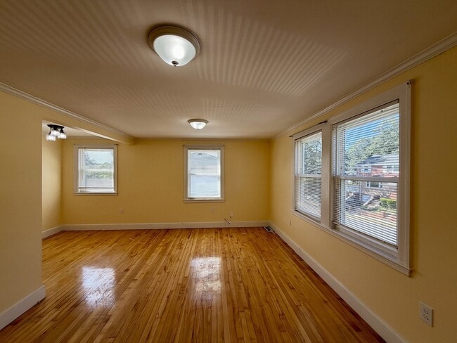 Building Photo - 19 Ridgeview Ave