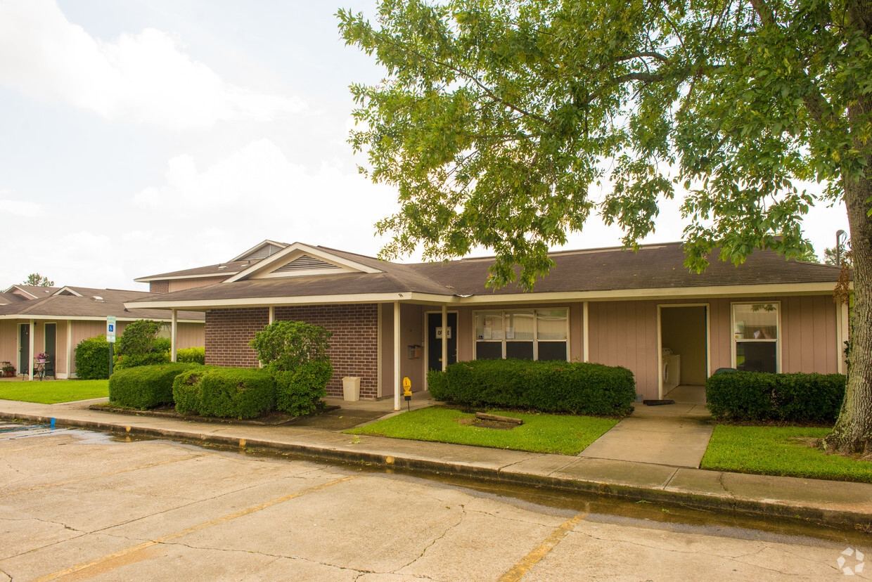 Primary Photo - Livingston Manor Apartments