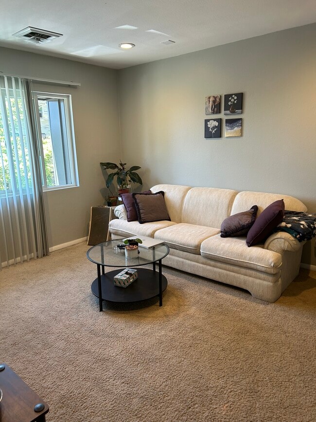 Building Photo - 140 800 E