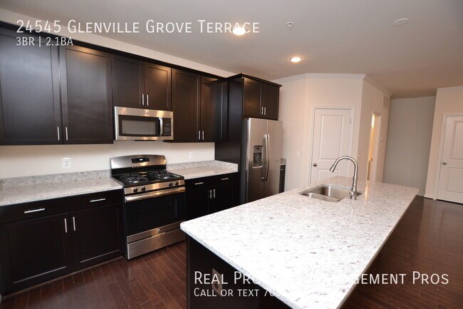 Building Photo - Beautifully Maintained 4 Level End Unit To...