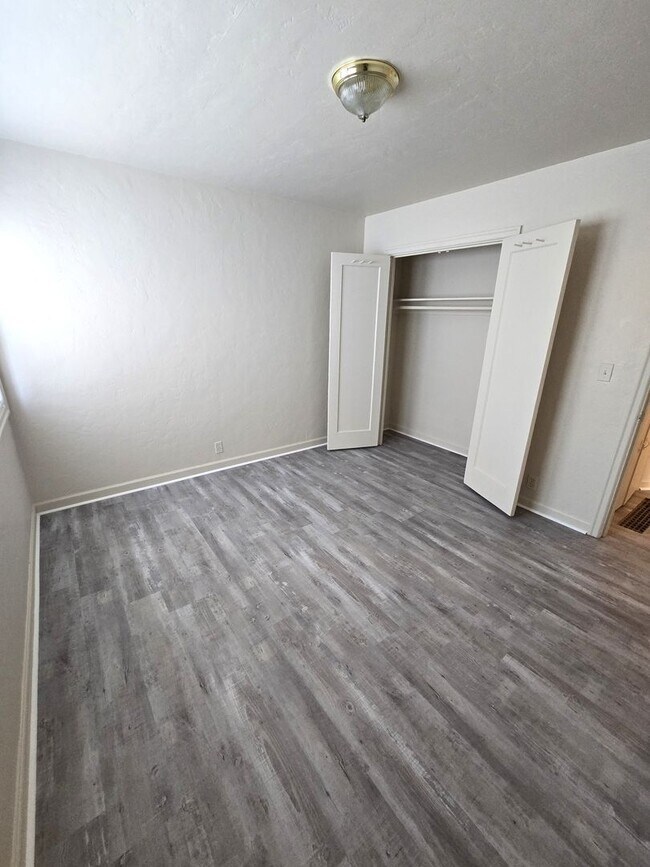 Foto del edificio - Great Location!  Updated, Two Car garage, Fenced Backyard !