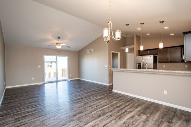 Building Photo - 381 Redwood Ct