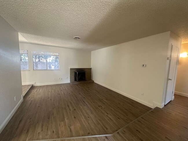 Foto del edificio - 1701 Ortega Dr