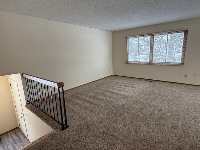 Foto del edificio - 2528 Birchview Ln