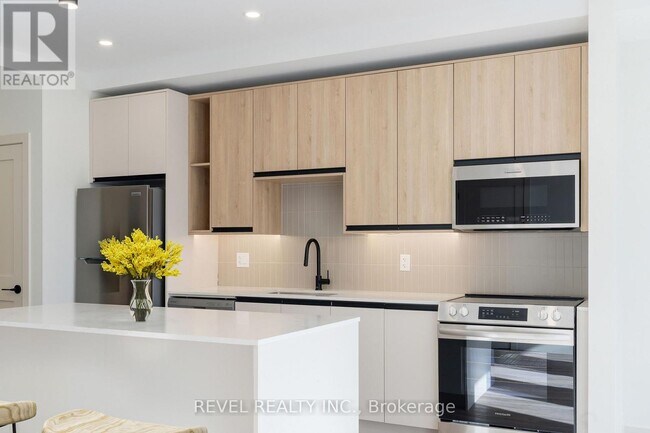 Building Photo - 4390 Hillview Dr