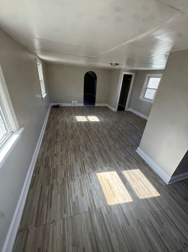 Building Photo - Charming 3-Bedroom Property in Prime Locat...