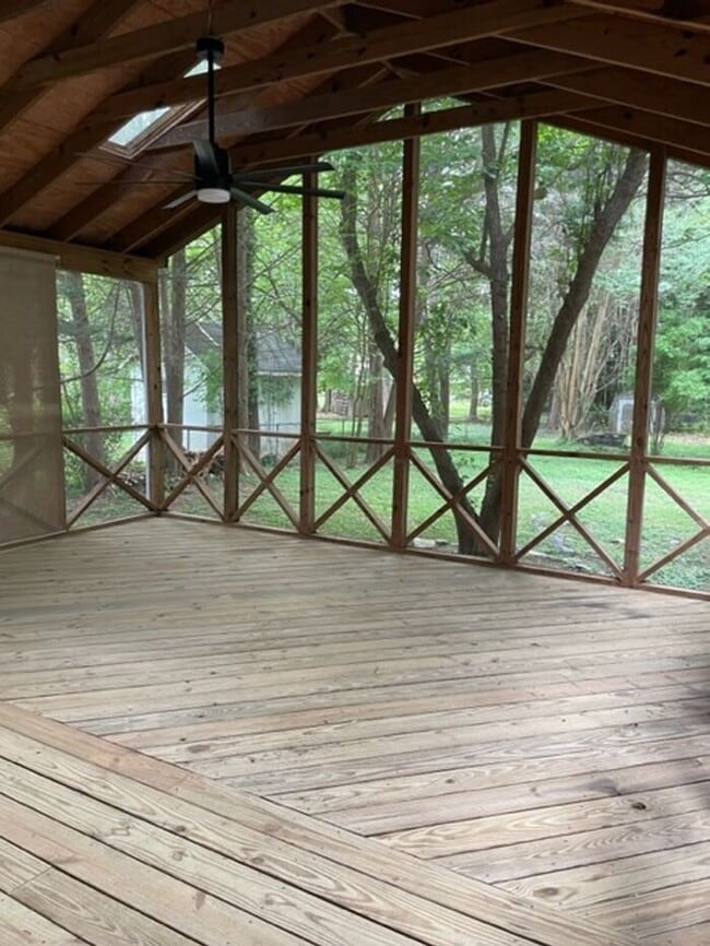 Building Photo - Nice 3 Bedroom home with great outdoor space