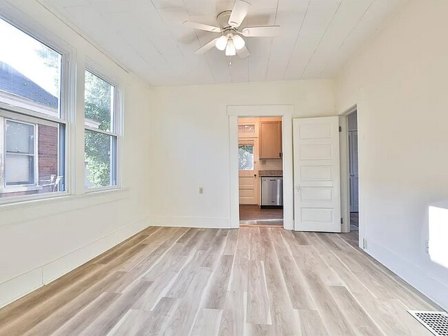 Foto del edificio - 2911 Robertson Ave