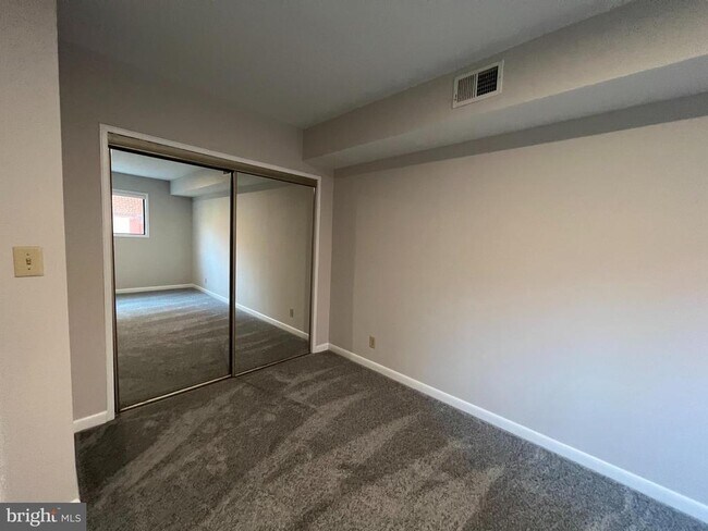 Foto del edificio - 2704 Dartmouth Rd