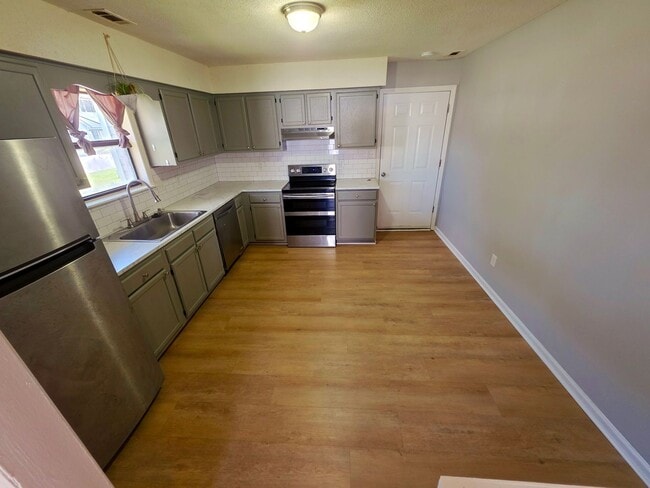 Building Photo - 3 Br 2 BA in Spring Villa