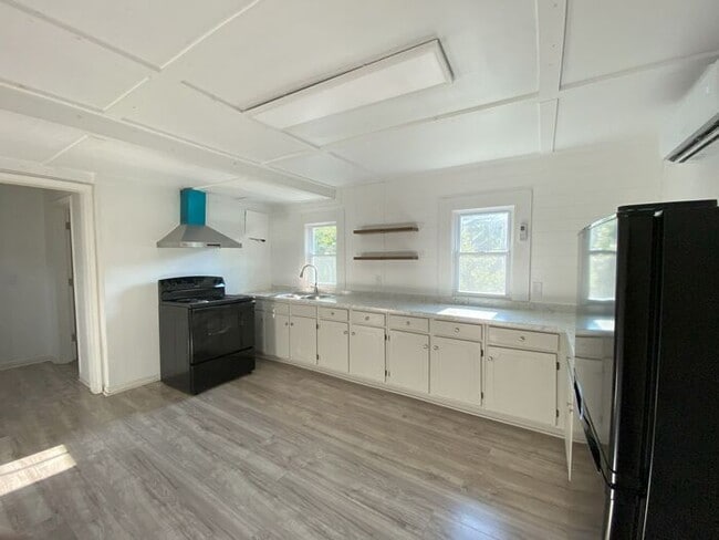 Building Photo - Main-level apartment near UWG