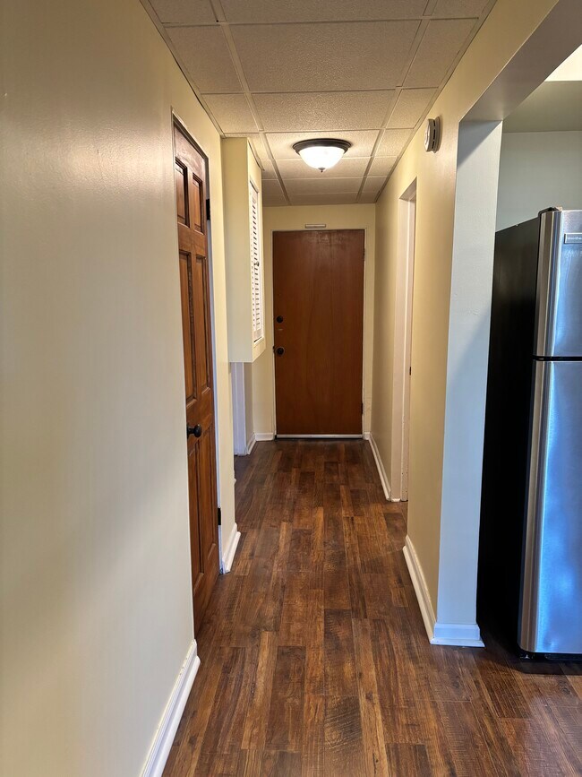 Pasillo que conduce al dormitorio, al baño y a la salida trasera. - 4430 S Homan Ave