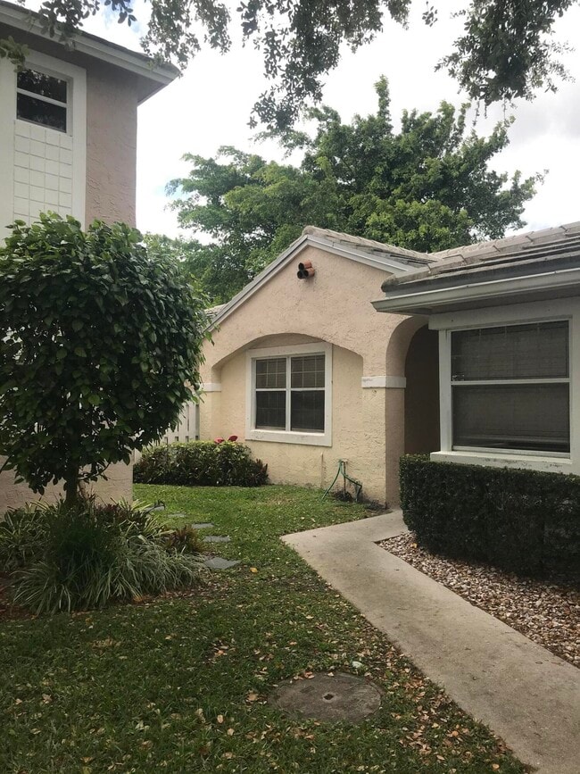 Foto del edificio - 845 NW 98th Ave
