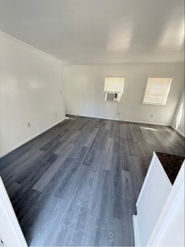 Foto del edificio - 215 Weeks Rd