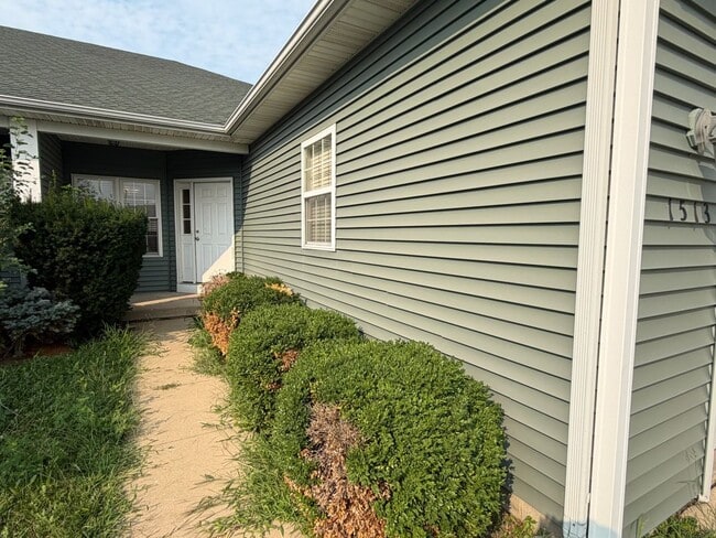 Building Photo - 1513 Stonebluff Ct