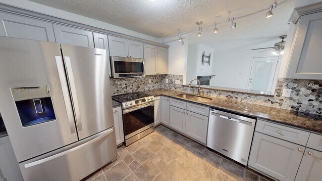 Foto del edificio - 3 Bedroom Condo in Kings Grant w/ Luxury Updates!