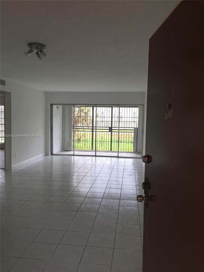 Foto del edificio - 9280 Fontainebleau Blvd