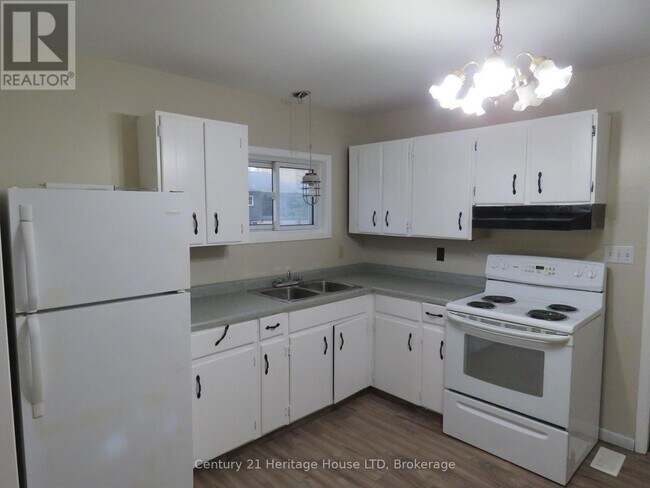 Building Photo - 564 Lakeview Rd