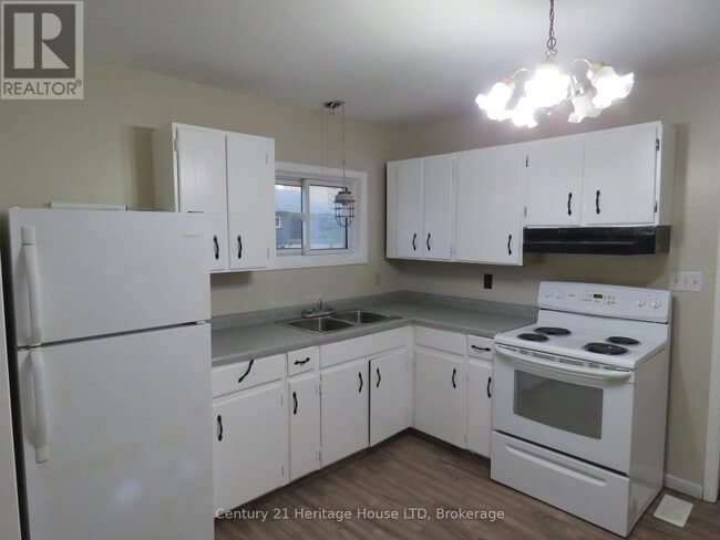 Photo du bâtiment - 564 Lakeview Rd