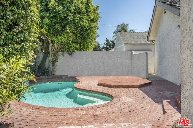 Foto del edificio - 8300 Regis Way