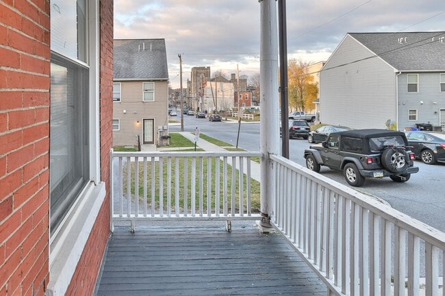 Building Photo - Large 5 Bedroom on Peffer