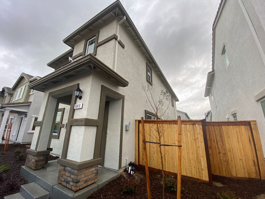 Foto principal - Brand New Solar Home - Balboa II Subdivisi...