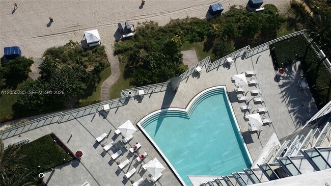 Foto del edificio - 17121 Collins Ave