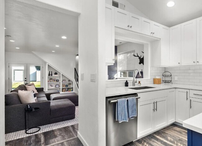 Foto del edificio - 4 Bed, 2 Bath, Fully Furnished, 2 Level Home, Fenced Yard