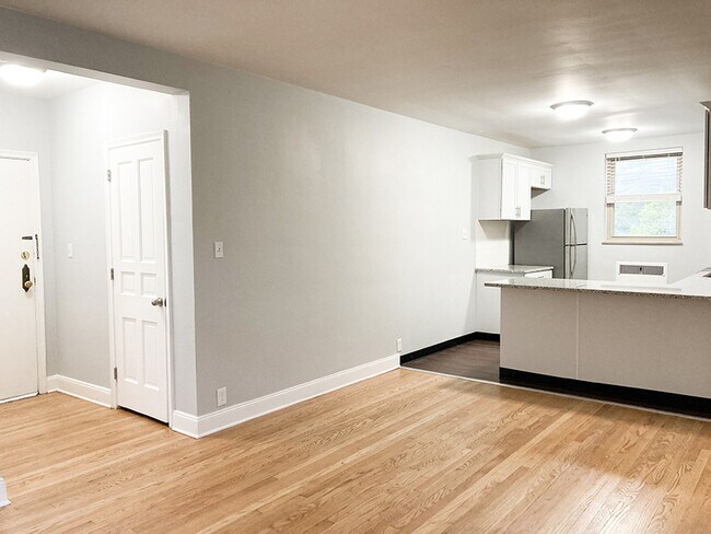 Building Photo - 825 Iroquois Ave