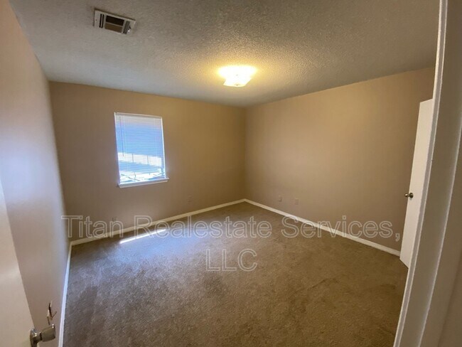 Building Photo - 106 Hummingbird Ln