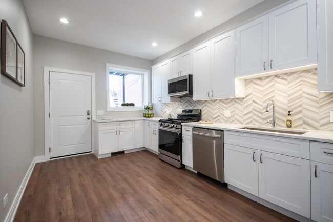 Kitchen - 2327 N Southport Ave