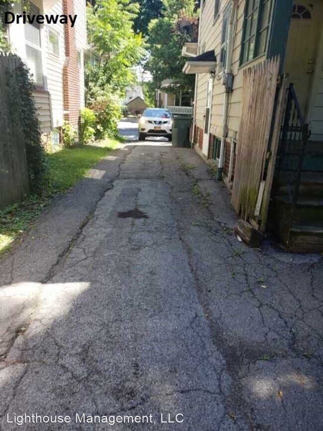Foto del edificio - 3 br, 1 bath House - 682 Parsells Ave.